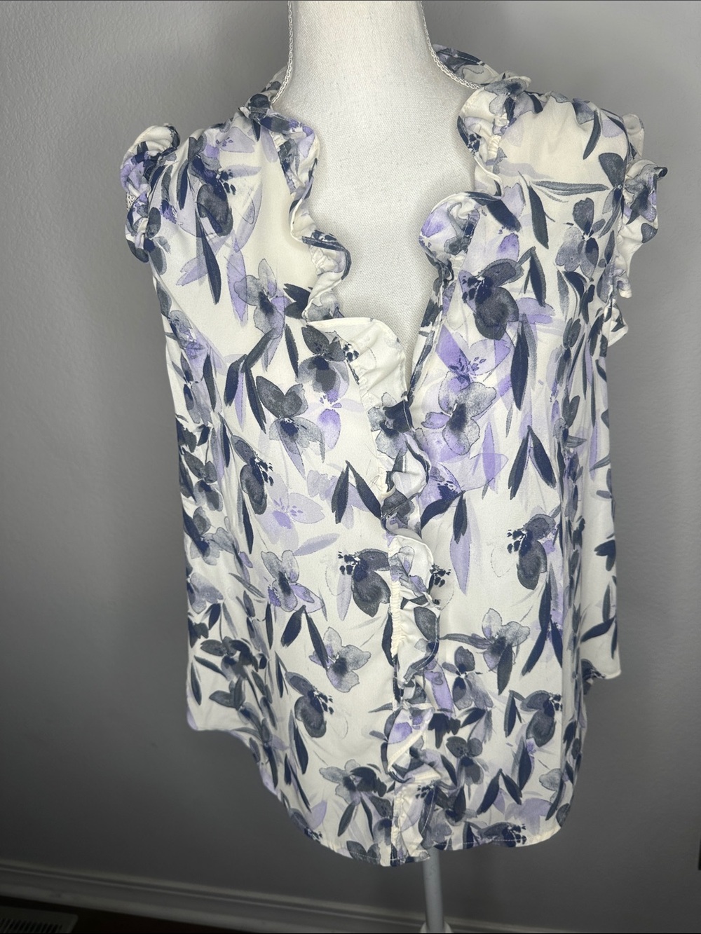 DKNY White Sleeveless Floral Ruffle V-Neck Top with Lavender and Gray Print